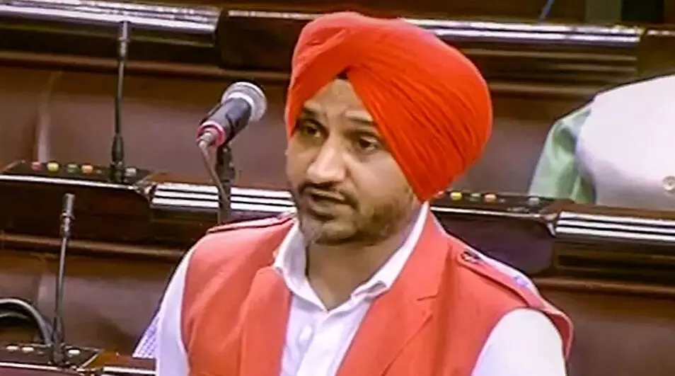 Harbhajan Singh: రాజ్యసభ సీటు అమ్మకం.. ఆప్పై హర్భజన్ సీరియస్ ఆరోపణలు Harbhajan Singh: రాజ్యసభ సీటు అమ్మకం.. ఆప్పై హర్భజన్ సీరియస్ ఆరోపణలు