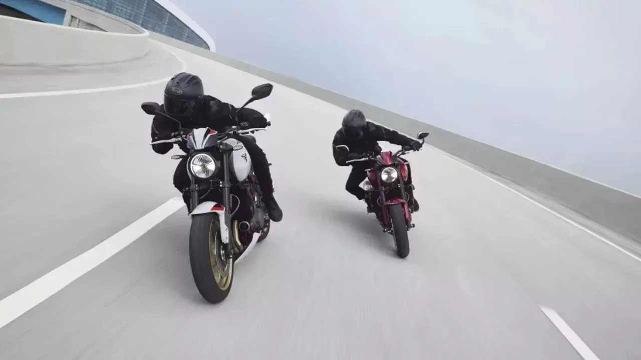 Triumph : రోడ్లపై రేసింగ్ లగ్జరీ.. సరికొత్త ట్రయంఫ్ స్ట్రీట్ ట్రిపుల్ 765 RX బైక్ లాంచ్.. ఫీచర్లు నెక్స్ట్ లెవెల్ Triumph : రోడ్లపై రేసింగ్ లగ్జరీ.. సరికొత్త ట్రయంఫ్ స్ట్రీట్ ట్రిపుల్ 765 RX బైక్ లాంచ్.. ఫీచర్లు నెక్స్ట్ లెవెల్