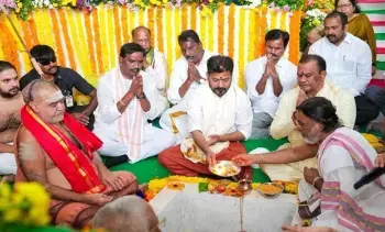 CM Revanth Reddy Offers Prayers: యాదగిరీశుడి సేవలో సీఎం రేవంత్రెడ్డి.. రూ.99.55 కోట్ల అభివృద్ధి పనులకు శంకుస్థాపన CM Revanth Reddy Offers Prayers: యాదగిరీశుడి సేవలో సీఎం రేవంత్రెడ్డి.. రూ.99.55 కోట్ల అభివృద్ధి పనులకు శంకుస్థాపన