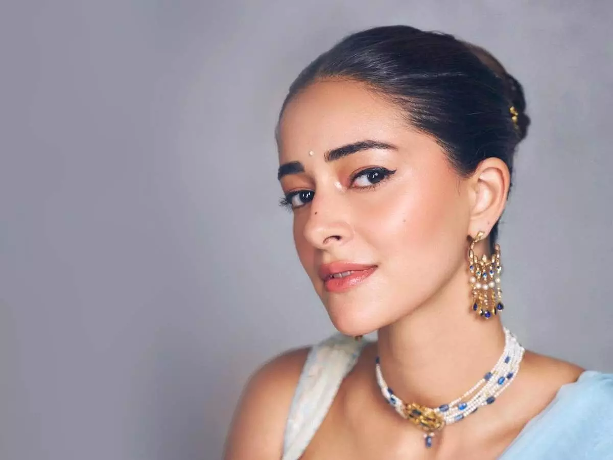 Netizens Troll Ananya Panday: అనన్యా పాండే భరతనాట్యంపై నెటిజన్ల ట్రోలింగ్.. సోషల్ మీడియాలో మీమ్స్ హల్చల్ Netizens Troll Ananya Panday: అనన్యా పాండే భరతనాట్యంపై నెటిజన్ల ట్రోలింగ్.. సోషల్ మీడియాలో మీమ్స్ హల్చల్