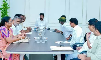 CM Revanth Reddy’s Suggestion: ఆ స్కూల్ని ఓసారి సందర్శించండి.. సీపీఎం, సీపీఐ నేతలతో సీఎం రేవంత్ రెడ్డి CM Revanth Reddy’s Suggestion: ఆ స్కూల్ని ఓసారి సందర్శించండి.. సీపీఎం, సీపీఐ నేతలతో సీఎం రేవంత్ రెడ్డి