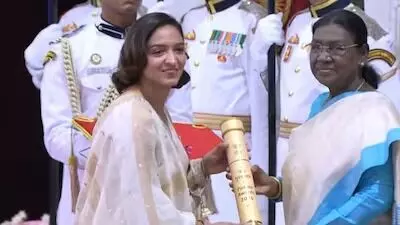 Harmanpreet Kaur: పద్మశ్రీ అవార్డు అందుకున్న హర్మన్ప్రీత్ కౌర్! Harmanpreet Kaur: పద్మశ్రీ అవార్డు అందుకున్న హర్మన్ప్రీత్ కౌర్!