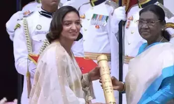 Harmanpreet Kaur: పద్మశ్రీ అవార్డు అందుకున్న హర్మన్ప్రీత్ కౌర్! Harmanpreet Kaur: పద్మశ్రీ అవార్డు అందుకున్న హర్మన్ప్రీత్ కౌర్!