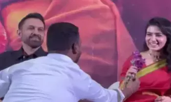Samantha: భర్త ముందే సమంతకు ప్రపోజ్ చేసిన అభిమాని.. Samantha: భర్త ముందే సమంతకు ప్రపోజ్ చేసిన అభిమాని..