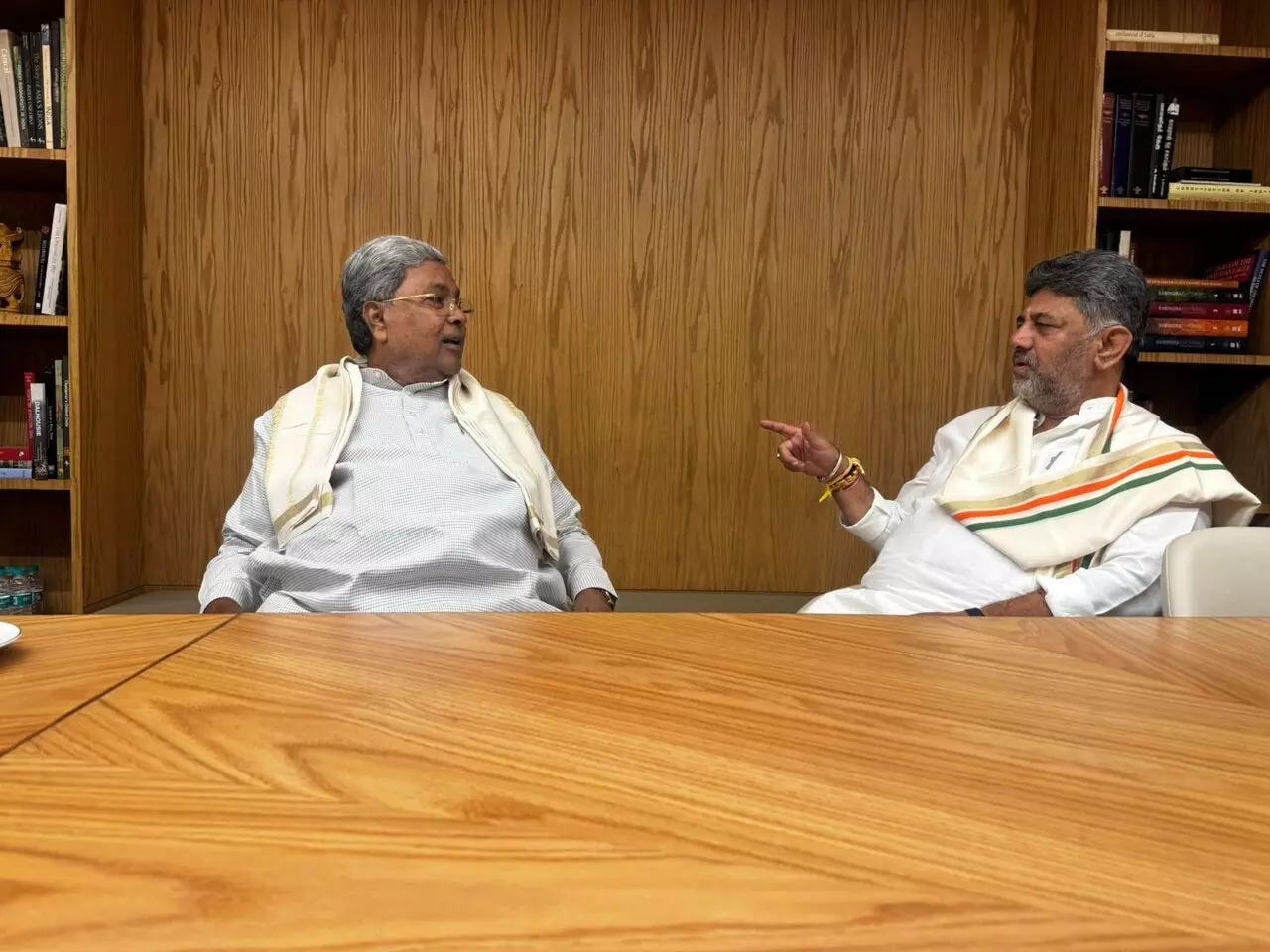 Siddaramaiah to Resign: రేపే సిద్ధరామయ్య రాజీనామా? దిల్లీ హైకమాండ్తో కీలక చర్చలు.. రాజ్యసభతో పాటు విపక్ష నేత పదవి అవకాశాలు! Siddaramaiah to Resign: రేపే సిద్ధరామయ్య రాజీనామా? దిల్లీ హైకమాండ్తో కీలక చర్చలు.. రాజ్యసభతో పాటు విపక్ష నేత పదవి అవకాశాలు!