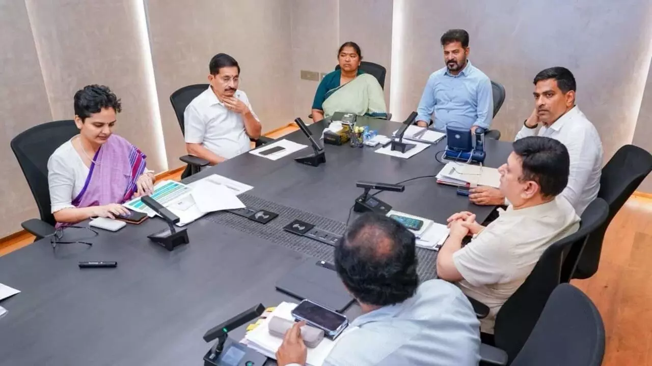 Chief Minister A. Revanth Reddy: ప్రతి నెలా 1వ తేదీనే ఉద్యోగుల జీతాలు చెల్లింపు: ముఖ్యమంత్రి ఎ. రేవంత్రెడ్డి Chief Minister A. Revanth Reddy: ప్రతి నెలా 1వ తేదీనే ఉద్యోగుల జీతాలు చెల్లింపు: ముఖ్యమంత్రి ఎ. రేవంత్రెడ్డి