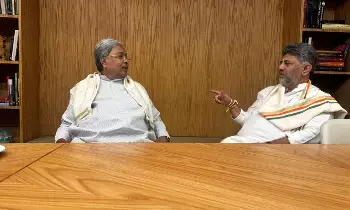 Siddaramaiah to Resign: రేపే సిద్ధరామయ్య రాజీనామా? దిల్లీ హైకమాండ్తో కీలక చర్చలు.. రాజ్యసభతో పాటు విపక్ష నేత పదవి అవకాశాలు! Siddaramaiah to Resign: రేపే సిద్ధరామయ్య రాజీనామా? దిల్లీ హైకమాండ్తో కీలక చర్చలు.. రాజ్యసభతో పాటు విపక్ష నేత పదవి అవకాశాలు!