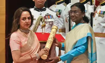 ధర్మేంద్ర కోసం పద్మ విభూషణ్ అందుకున్న హేమామాలిని భావోద్వేగం ధర్మేంద్ర కోసం పద్మ విభూషణ్ అందుకున్న హేమామాలిని భావోద్వేగం