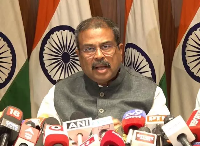 Dharmendra Pradhan Responds: నేను బాధ్యత తీసుకుంటున్నా: సీబీఎస్ఈ ఓఎస్ఎం వివాదంపై ధర్మేంద్ర ప్రధాన్ Dharmendra Pradhan Responds: నేను బాధ్యత తీసుకుంటున్నా: సీబీఎస్ఈ ఓఎస్ఎం వివాదంపై ధర్మేంద్ర ప్రధాన్