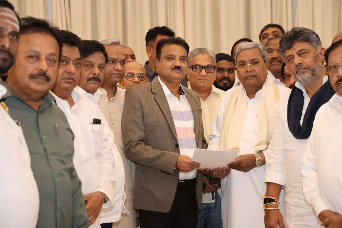 CM Siddaramaiah Resigns: సీఎం సిద్ధరామయ్య రాజీనామా.. డీకేతో లోక్భవన్కు వెళ్లి గవర్నర్ కార్యదర్శికి లేఖ సమర్పణ CM Siddaramaiah Resigns: సీఎం సిద్ధరామయ్య రాజీనామా.. డీకేతో లోక్భవన్కు వెళ్లి గవర్నర్ కార్యదర్శికి లేఖ సమర్పణ