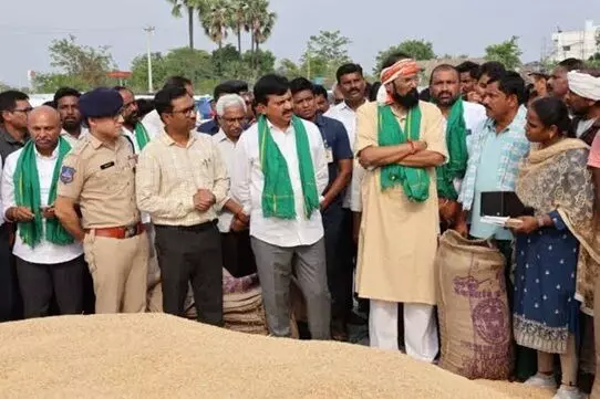 Minister Uttam Kumar Reddy: తడిసిన ధాన్యం కూడా మద్దతు ధరకే కొనుగోలు చేస్తాం: మంత్రి ఉత్తమ్కుమార్ రెడ్డి Minister Uttam Kumar Reddy: తడిసిన ధాన్యం కూడా మద్దతు ధరకే కొనుగోలు చేస్తాం: మంత్రి ఉత్తమ్కుమార్ రెడ్డి