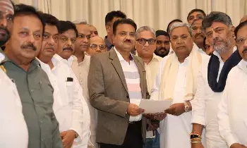 CM Siddaramaiah Resigns: సీఎం సిద్ధరామయ్య రాజీనామా.. డీకేతో లోక్భవన్కు వెళ్లి గవర్నర్ కార్యదర్శికి లేఖ సమర్పణ CM Siddaramaiah Resigns: సీఎం సిద్ధరామయ్య రాజీనామా.. డీకేతో లోక్భవన్కు వెళ్లి గవర్నర్ కార్యదర్శికి లేఖ సమర్పణ