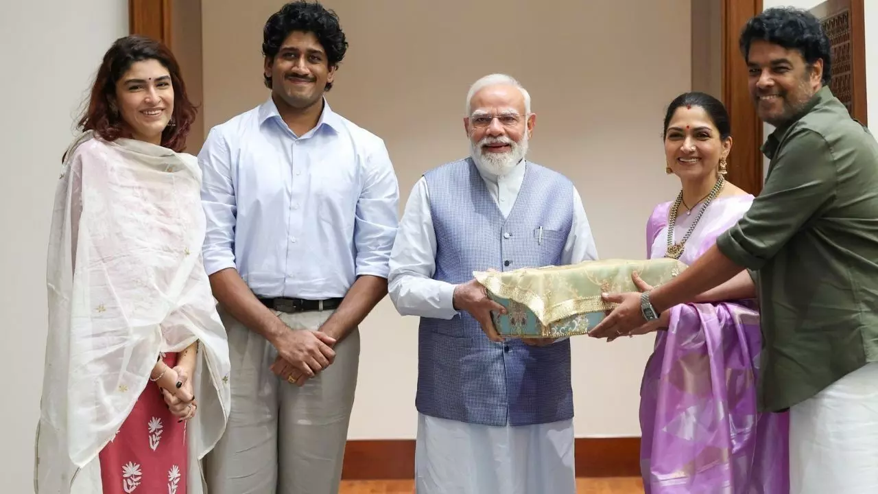 Wedding Bells Ring at Khushbu’s Home: ఖుష్బూ ఇంట్లో పెళ్లి బాజాలు.. కాబోయే కొత్త జంటను ఆశీర్వదించిన నరేంద్ర మోదీ! Wedding Bells Ring at Khushbu’s Home: ఖుష్బూ ఇంట్లో పెళ్లి బాజాలు.. కాబోయే కొత్త జంటను ఆశీర్వదించిన నరేంద్ర మోదీ!