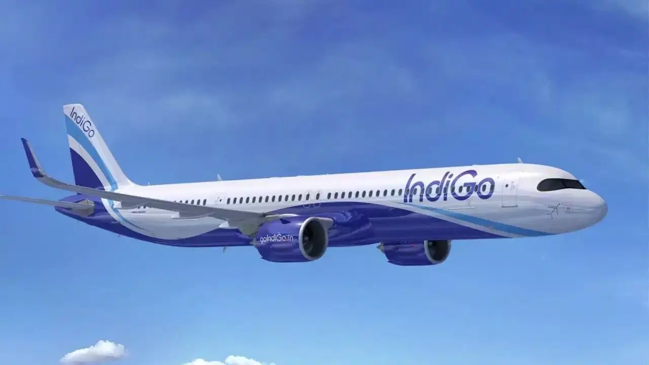 Aviation Sector : విమాన ప్రయాణాలకు బ్రేక్.. ఏప్రిల్లో తగ్గిన దేశీయ ప్రయాణికుల రద్దీ Aviation Sector : విమాన ప్రయాణాలకు బ్రేక్.. ఏప్రిల్లో తగ్గిన దేశీయ ప్రయాణికుల రద్దీ
