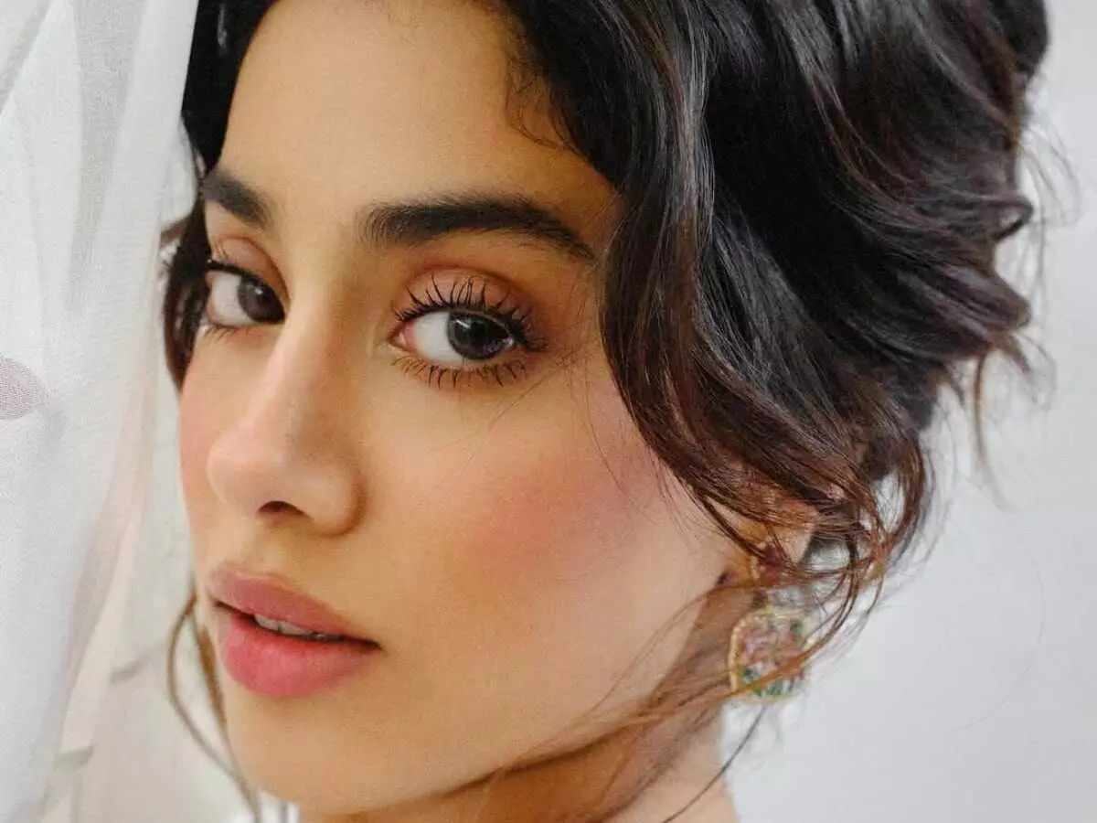 Janhvi Kapoor: టాలీవుడ్ పనిపై జాన్వీ కపూర్ ప్రశంసలు.. అక్కడ వర్కింగ్ అవర్స్ సూపర్ అంటూ వ్యాఖ్యలు! Janhvi Kapoor: టాలీవుడ్ పనిపై జాన్వీ కపూర్ ప్రశంసలు.. అక్కడ వర్కింగ్ అవర్స్ సూపర్ అంటూ వ్యాఖ్యలు!