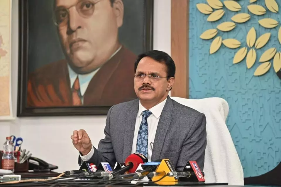 TGPSC Chairman Burra Venkatesham : టీజీపీఎస్సీ: కంప్యూటర్ బేస్డ్ పరీక్షలే ఉత్తమం: టీజీపీఎస్సీ ఛైర్మన్ బుర్రా వెంకటేశం TGPSC Chairman Burra Venkatesham : టీజీపీఎస్సీ: కంప్యూటర్ బేస్డ్ పరీక్షలే ఉత్తమం: టీజీపీఎస్సీ ఛైర్మన్ బుర్రా వెంకటేశం