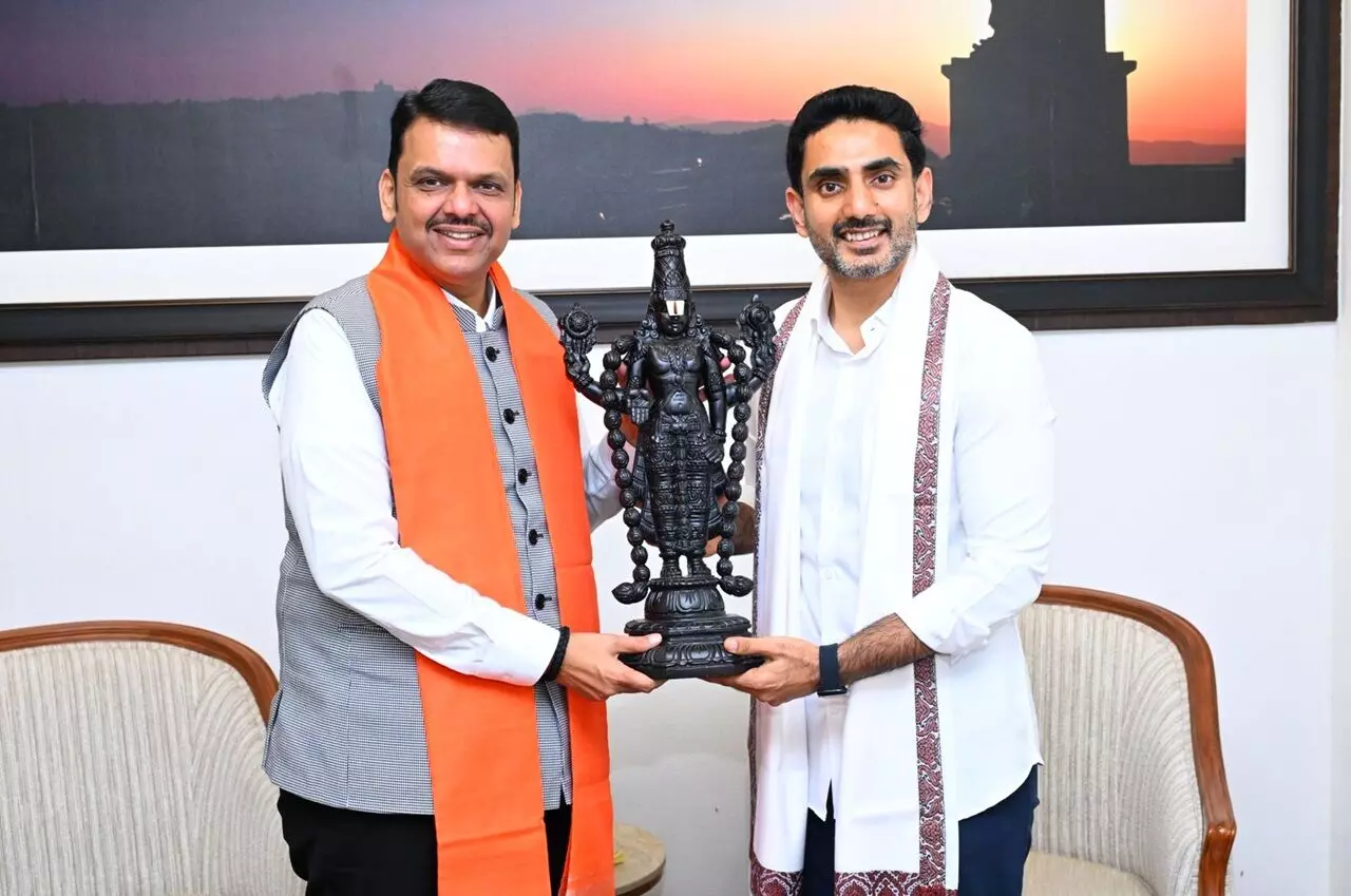 Lokesh Meets Maharashtra CM Fadnavis: మహారాష్ట్ర సీఎం ఫడణవీస్తో లోకేశ్ భేటీ.. పెట్టుబడులు, విద్యా సంస్కరణలపై చర్చ Lokesh Meets Maharashtra CM Fadnavis: మహారాష్ట్ర సీఎం ఫడణవీస్తో లోకేశ్ భేటీ.. పెట్టుబడులు, విద్యా సంస్కరణలపై చర్చ