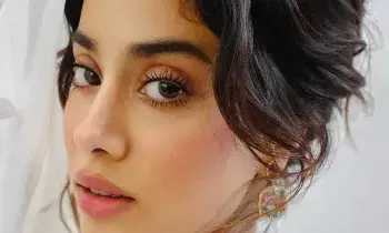 Janhvi Kapoor: టాలీవుడ్ పనిపై జాన్వీ కపూర్ ప్రశంసలు.. అక్కడ వర్కింగ్ అవర్స్ సూపర్ అంటూ వ్యాఖ్యలు! Janhvi Kapoor: టాలీవుడ్ పనిపై జాన్వీ కపూర్ ప్రశంసలు.. అక్కడ వర్కింగ్ అవర్స్ సూపర్ అంటూ వ్యాఖ్యలు!