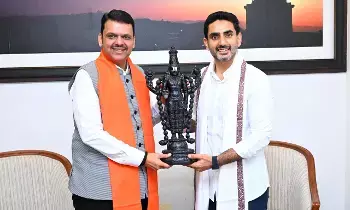 Lokesh Meets Maharashtra CM Fadnavis: మహారాష్ట్ర సీఎం ఫడణవీస్తో లోకేశ్ భేటీ.. పెట్టుబడులు, విద్యా సంస్కరణలపై చర్చ Lokesh Meets Maharashtra CM Fadnavis: మహారాష్ట్ర సీఎం ఫడణవీస్తో లోకేశ్ భేటీ.. పెట్టుబడులు, విద్యా సంస్కరణలపై చర్చ