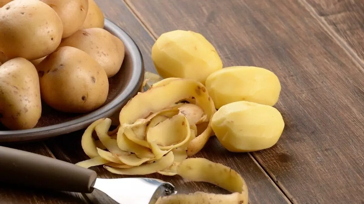 Throwing Away Potato Peels: బంగాళాదుంప తొక్కలను పారేస్తున్నారా? ఈ సీక్రెట్స్ తెలిస్తే అస్సలు పారేయరు! Throwing Away Potato Peels: బంగాళాదుంప తొక్కలను పారేస్తున్నారా? ఈ సీక్రెట్స్ తెలిస్తే అస్సలు పారేయరు!