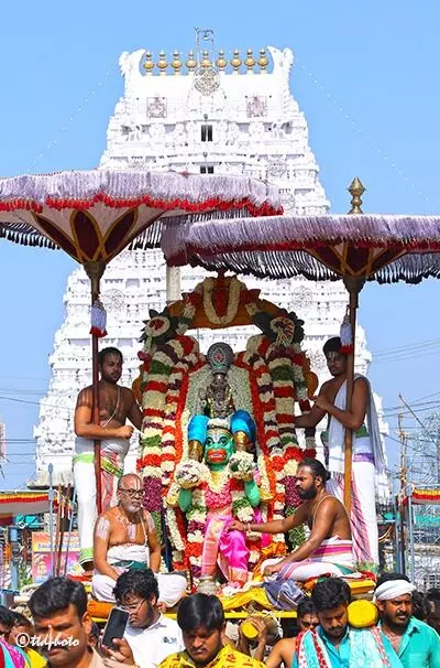 Sri Kalyana Venkateswara Swamy: హనుమంత వాహనంపై కల్యాణ వేంకటేశ్వరుని అభయహస్తం Sri Kalyana Venkateswara Swamy: హనుమంత వాహనంపై కల్యాణ వేంకటేశ్వరుని అభయహస్తం