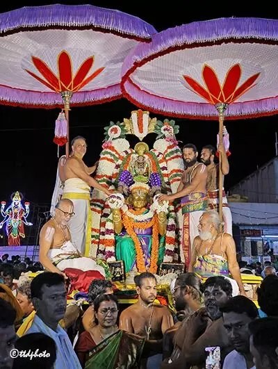 Sri Kalyana Srinivasa Swamy: గరుత్మంతునిపై కల్యాణ శ్రీనివాసుని దివ్య రాజసం Sri Kalyana Srinivasa Swamy: గరుత్మంతునిపై కల్యాణ శ్రీనివాసుని దివ్య రాజసం