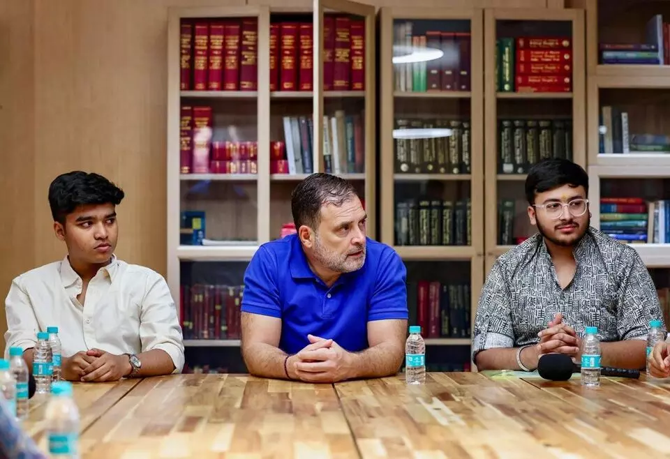 Rahul Gandhi Questions the System: విద్యార్థులు జవాబు పత్రాలు కోరితే వారిని దేశద్రోహులంటే ఎలా? - రాహుల్ గాంధీ Rahul Gandhi Questions the System: విద్యార్థులు జవాబు పత్రాలు కోరితే వారిని దేశద్రోహులంటే ఎలా? - రాహుల్ గాంధీ