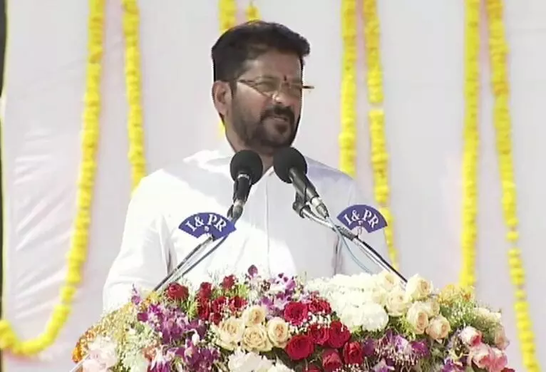 CM Revanth Reddy: సంక్షేమం - అభివృద్ధికి సమాన ప్రాధాన్యం: సీఎం రేవంత్రెడ్డి CM Revanth Reddy: సంక్షేమం - అభివృద్ధికి సమాన ప్రాధాన్యం: సీఎం రేవంత్రెడ్డి
