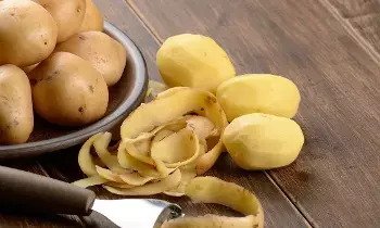 Throwing Away Potato Peels: బంగాళాదుంప తొక్కలను పారేస్తున్నారా? ఈ సీక్రెట్స్ తెలిస్తే అస్సలు పారేయరు! Throwing Away Potato Peels: బంగాళాదుంప తొక్కలను పారేస్తున్నారా? ఈ సీక్రెట్స్ తెలిస్తే అస్సలు పారేయరు!