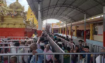 Kondagattu Temple: కొండగట్టుకు పోటెత్తిన భక్తులు.. Kondagattu Temple: కొండగట్టుకు పోటెత్తిన భక్తులు..
