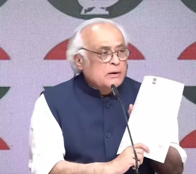 Congress Alleges: బ్యూరోక్రాట్లపై బాధ్యతలు మోపడం ద్వారా రాజకీయ నాయకత్వాన్ని కాపాడుకోవాలని కాంగ్రెస్ ఆరోపణ Congress Alleges: బ్యూరోక్రాట్లపై బాధ్యతలు మోపడం ద్వారా రాజకీయ నాయకత్వాన్ని కాపాడుకోవాలని కాంగ్రెస్ ఆరోపణ