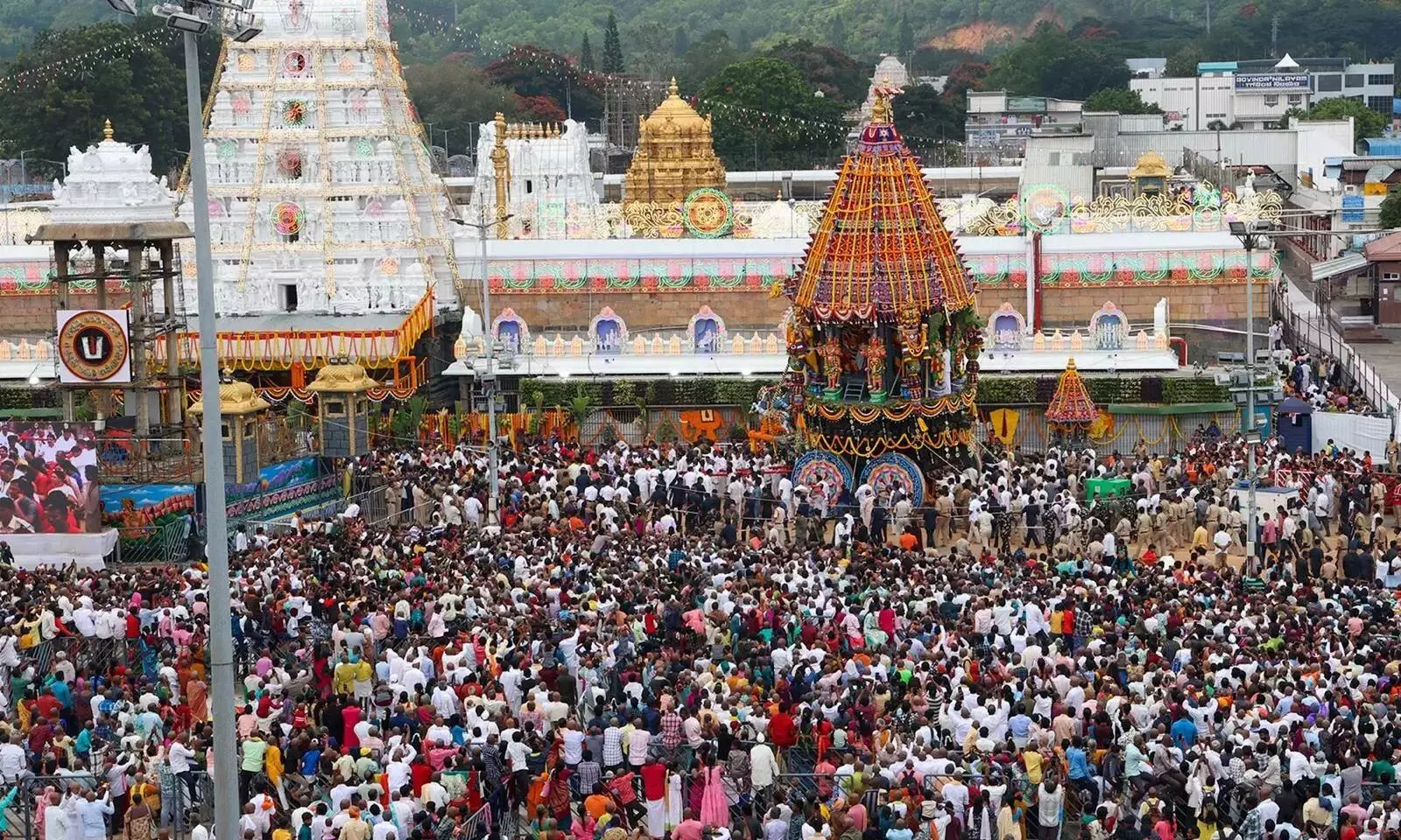 Darshan in Tirumala: తిరుమల చరిత్రలో రికార్డు స్థాయిలో భక్తులకు దర్శనం Darshan in Tirumala: తిరుమల చరిత్రలో రికార్డు స్థాయిలో భక్తులకు దర్శనం