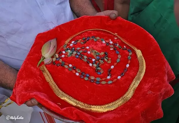 Sri Kalyana Srinivasa Swamy: కల్యాణ శ్రీనివాసుడికి రూ.33 లక్షల విలువైన స్వర్ణాభరణాల సమర్పణ Sri Kalyana Srinivasa Swamy: కల్యాణ శ్రీనివాసుడికి రూ.33 లక్షల విలువైన స్వర్ణాభరణాల సమర్పణ