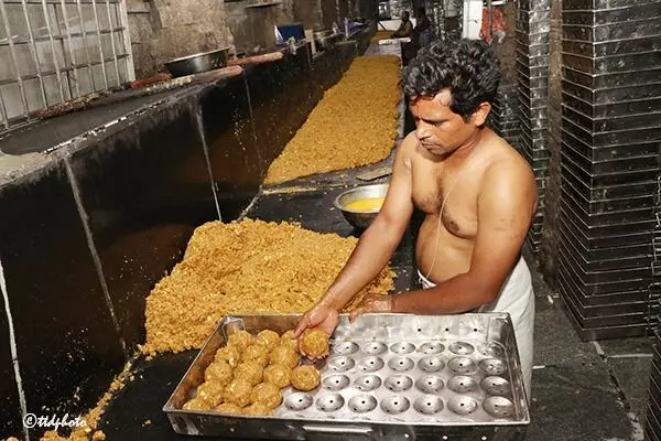 Record-Breaking Laddu Sales: మే నెలలో రికార్డు స్థాయిలో లడ్డూల విక్రయం Record-Breaking Laddu Sales: మే నెలలో రికార్డు స్థాయిలో లడ్డూల విక్రయం