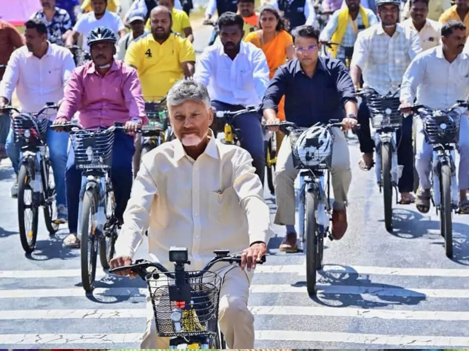 CM Chandrababu: విశాఖలో సైక్లింగ్, వాకింగ్కు ప్రత్యేక ట్రాక్లు: సీఎం చంద్రబాబు CM Chandrababu: విశాఖలో సైక్లింగ్, వాకింగ్కు ప్రత్యేక ట్రాక్లు: సీఎం చంద్రబాబు