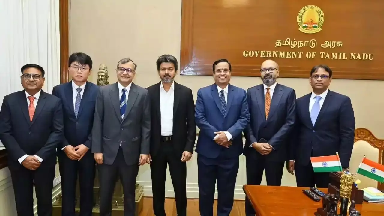 Hyundai : భారత్లో హ్యుందాయ్ మెగా ప్లాన్.. తమిళనాడులో రూ.26,000 కోట్లతో భారీ ఈవీ హబ్ Hyundai : భారత్లో హ్యుందాయ్ మెగా ప్లాన్.. తమిళనాడులో రూ.26,000 కోట్లతో భారీ ఈవీ హబ్