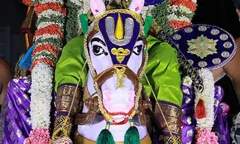 Sri Kalyana Srinivasa Swamy : కల్కి అలంకారంలో అశ్వవాహనంపై శ్రీ కల్యాణ శ్రీనివాసుడి వైభోగం! Sri Kalyana Srinivasa Swamy : కల్కి అలంకారంలో అశ్వవాహనంపై శ్రీ కల్యాణ శ్రీనివాసుడి వైభోగం!
