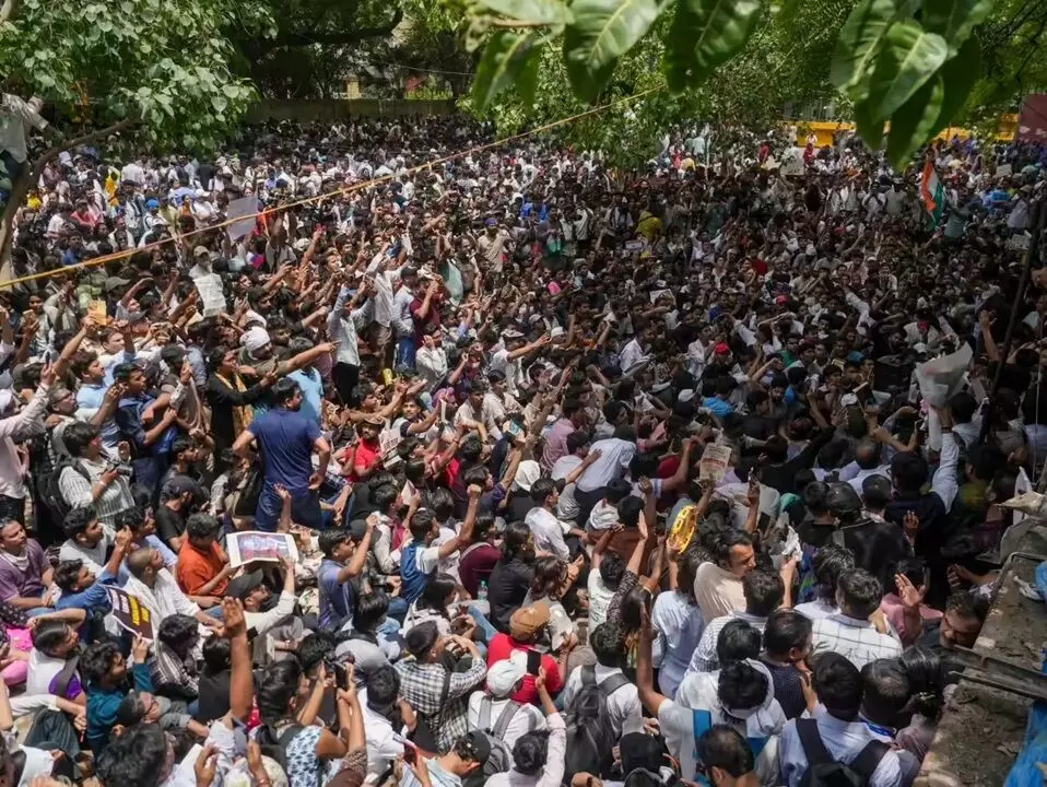 Cockroach Janata Party (CJP) Protest at Jantar Mantar: జంటర్ మంతర్ వద్ద కాక్రోచ్ జనతా పార్టీ (CJP) నిరసన: ఆరు మంది అరెస్టు, విద్యా వ్యవస్థపై యువత, తల్లిదండ్రుల ఆందోళన Cockroach Janata Party (CJP) Protest at Jantar Mantar: జంటర్ మంతర్ వద్ద కాక్రోచ్ జనతా పార్టీ (CJP) నిరసన: ఆరు మంది అరెస్టు, విద్యా వ్యవస్థపై యువత, తల్లిదండ్రుల ఆందోళన