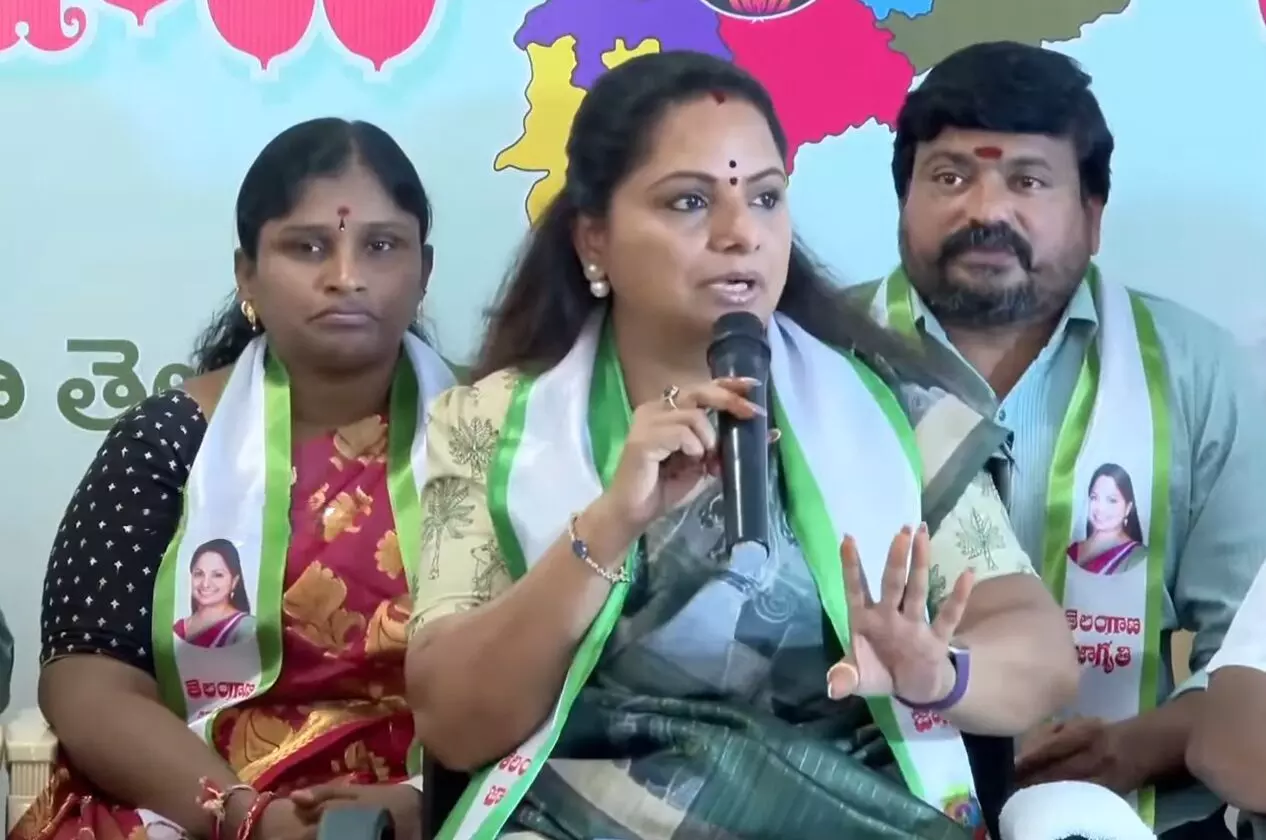 Kavitha Levels Sharp Allegations: రేవంత్ సర్కార్ ప్రభుత్వ భూములను పెద్దలకు అప్పగిస్తోంది: కవిత Kavitha Levels Sharp Allegations: రేవంత్ సర్కార్ ప్రభుత్వ భూములను పెద్దలకు అప్పగిస్తోంది: కవిత