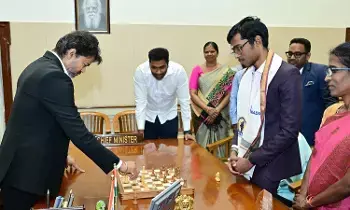 Grandmaster Praggnanandhaa: సీఎం విజయ్తో గ్రాండ్మాస్టర్ ప్రజ్ఞానంద చెస్ పోటీ.. గెలిచింది ఎవరంటే! Grandmaster Praggnanandhaa: సీఎం విజయ్తో గ్రాండ్మాస్టర్ ప్రజ్ఞానంద చెస్ పోటీ.. గెలిచింది ఎవరంటే!