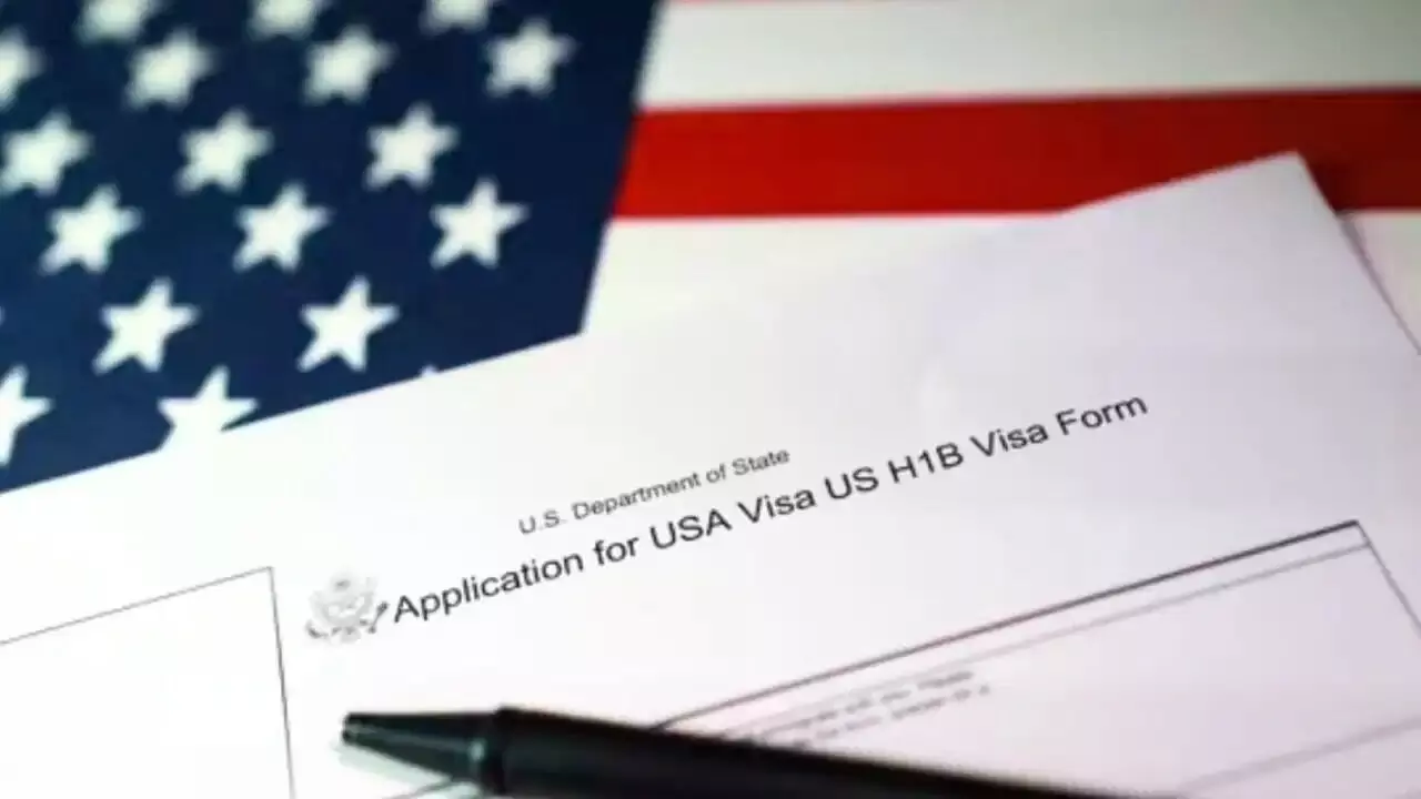 H-1B Visa : హెచ్-1బీ వీసాదారులకు భారీ ఊరట.. ట్రంప్ విధించిన లక్ష డాలర్ల ఫీజును రద్దు చేసిన యూఎస్ కోర్టు H-1B Visa : హెచ్-1బీ వీసాదారులకు భారీ ఊరట.. ట్రంప్ విధించిన లక్ష డాలర్ల ఫీజును రద్దు చేసిన యూఎస్ కోర్టు