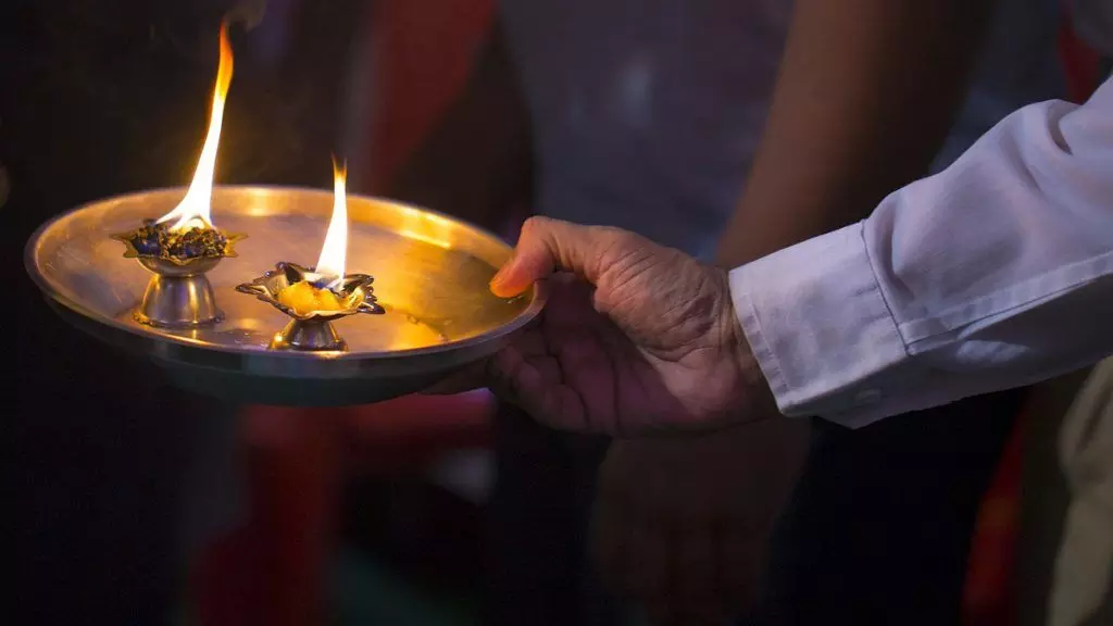 Money Is Placed in the Aarti Plate: హారతి పళ్లెంలో డబ్బులు ఎందుకు వేస్తారో తెలుసా? ఆచారం వెనుక దాగివున్న అసలు సైన్స్ ఇదే.. Money Is Placed in the Aarti Plate: హారతి పళ్లెంలో డబ్బులు ఎందుకు వేస్తారో తెలుసా? ఆచారం వెనుక దాగివున్న అసలు సైన్స్ ఇదే..