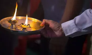 Money Is Placed in the Aarti Plate: హారతి పళ్లెంలో డబ్బులు ఎందుకు వేస్తారో తెలుసా? ఆచారం వెనుక దాగివున్న అసలు సైన్స్ ఇదే.. Money Is Placed in the Aarti Plate: హారతి పళ్లెంలో డబ్బులు ఎందుకు వేస్తారో తెలుసా? ఆచారం వెనుక దాగివున్న అసలు సైన్స్ ఇదే..