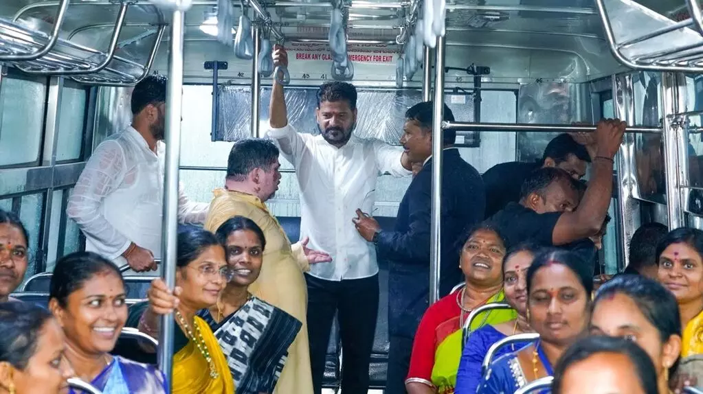 CM Revanth Reddy: అతివల చేతుల్లోనే తెలంగాణ ప్రగతి: ముఖ్యమంత్రి ఎ. రేవంత్రెడ్డి CM Revanth Reddy: అతివల చేతుల్లోనే తెలంగాణ ప్రగతి: ముఖ్యమంత్రి ఎ. రేవంత్రెడ్డి
