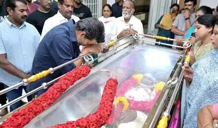 Legendary Director Bharathiraja: దిగ్గజ దర్శకుడు భారతీరాజాకు నివాళులర్పించిన సీఎం విజయ్ Legendary Director Bharathiraja: దిగ్గజ దర్శకుడు భారతీరాజాకు నివాళులర్పించిన సీఎం విజయ్