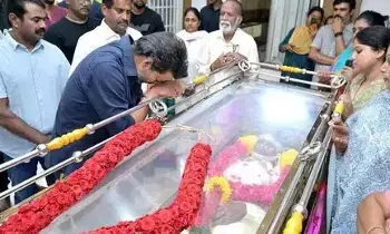 Legendary Director Bharathiraja: దిగ్గజ దర్శకుడు భారతీరాజాకు నివాళులర్పించిన సీఎం విజయ్