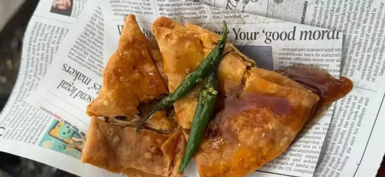Eating Food Wrapped in Newspapers: వార్తాపత్రికల్లో ఆహారం తింటున్నారా? జాగ్రత్త... మీ ప్లేట్లోకి నేరుగా విషం వస్తోంది.. Eating Food Wrapped in Newspapers: వార్తాపత్రికల్లో ఆహారం తింటున్నారా? జాగ్రత్త... మీ ప్లేట్లోకి నేరుగా విషం వస్తోంది..