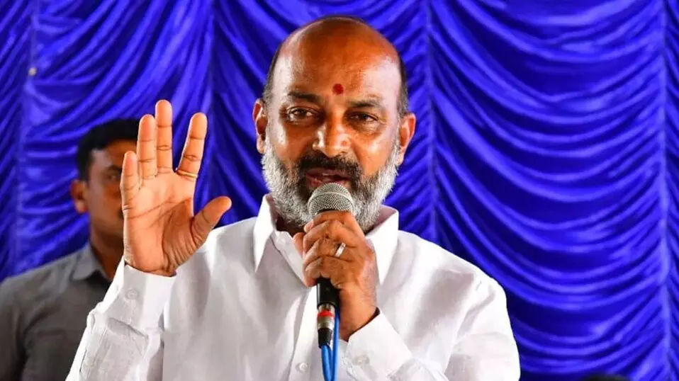 Bandi Sanjay: దేశంలో మామిడికాయ తినాలంటే భయపడే పరిస్థితి: బండి సంజయ్ Bandi Sanjay: దేశంలో మామిడికాయ తినాలంటే భయపడే పరిస్థితి: బండి సంజయ్