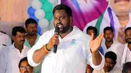 Fake Land Title Case: నకిలీ పట్టా కేసు: వైకాపా నేత తురకా కిషోర్పై కేసు నమోదు Fake Land Title Case: నకిలీ పట్టా కేసు: వైకాపా నేత తురకా కిషోర్పై కేసు నమోదు