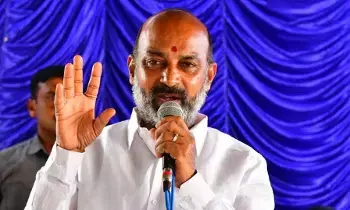 Bandi Sanjay: దేశంలో మామిడికాయ తినాలంటే భయపడే పరిస్థితి: బండి సంజయ్ Bandi Sanjay: దేశంలో మామిడికాయ తినాలంటే భయపడే పరిస్థితి: బండి సంజయ్